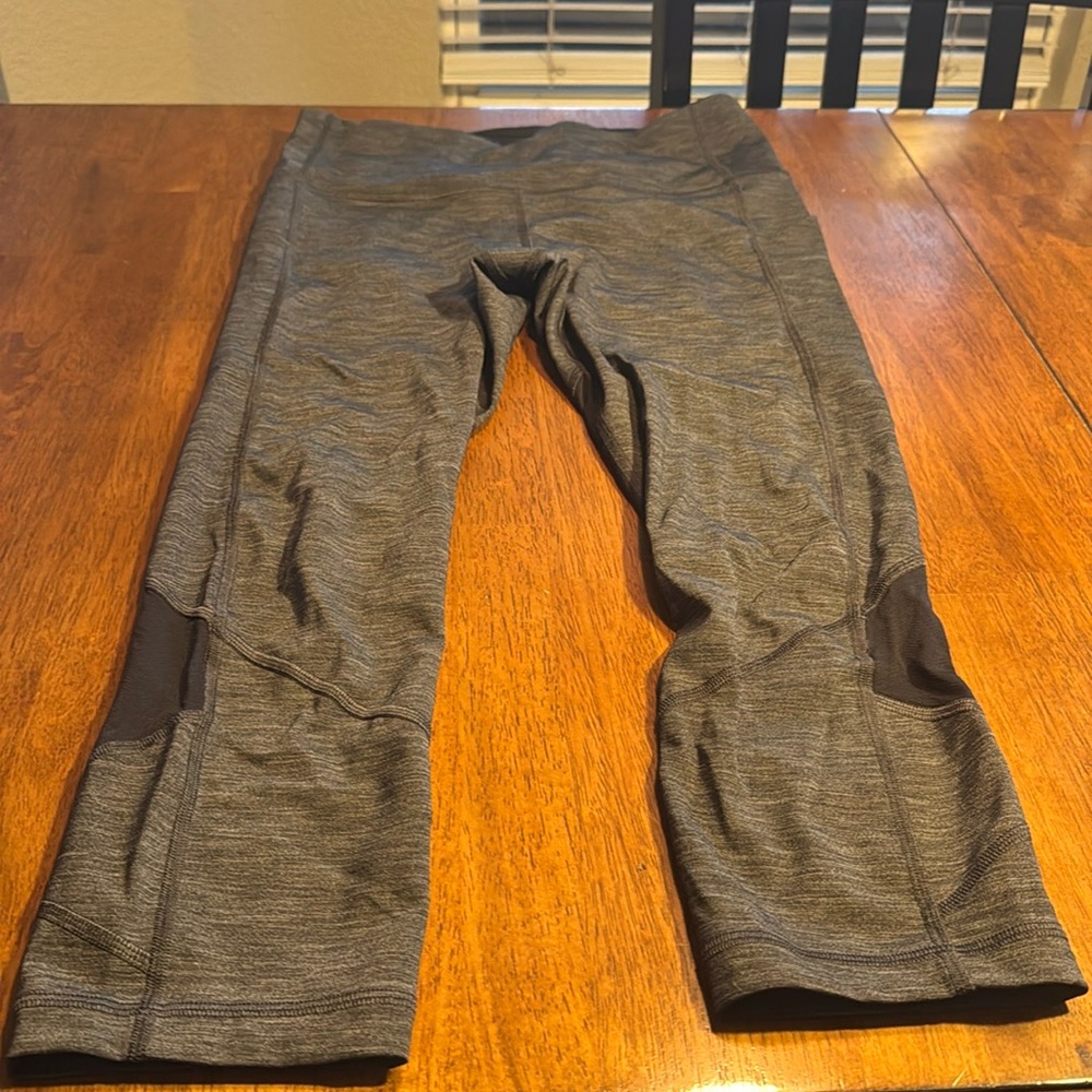 CLOSET CLEAN-OUT !!! Make an offer!!!
Size 8 Lululemon Leggings